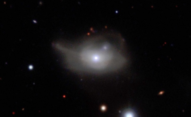 Стивън Хокинг предложи ново описание на черните дупки