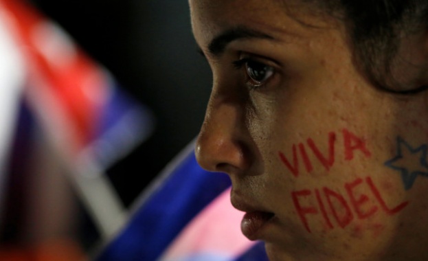 Няколкостотин хиляди кубинци почетоха паметта на Фидел Кастро на грандиозна церемония