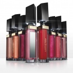 С новата колекция глосове Artistry Signature Color™ Light Up Lip Gloss винаги ще имате тема за разговор през новия сезон 