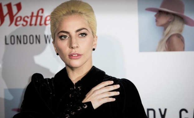 Лейди Гада представи новия си албум на покрива на търговски център в Лондон