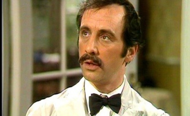 Почина Андрю Сакс от „Фолти Тауърс”