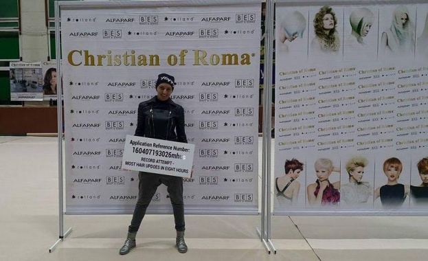 Фризьорка подобрява рекорд на Гинес с 304 прически за 8 часа