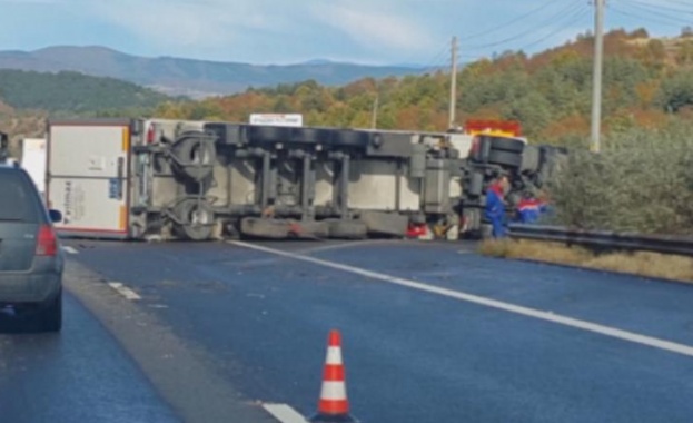 Полски ТИР се преобърна на кръговото на Враца
