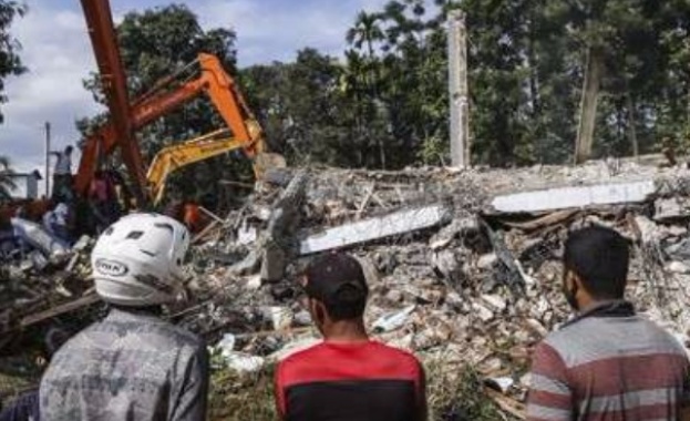 Силно земетресение в Индонезия уби най-малко 54 души 
