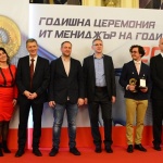 Васил Нейчев от Мтел награди победителя в категорията „Мениджмънт" на наградите „ИТ мениджър на годината"