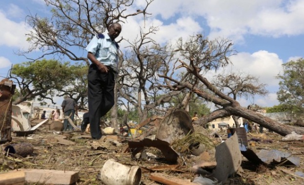 Нападение с кола бомба в Могадишу взе десетки жертви