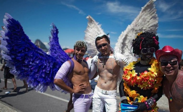 Десетки хиляди се включиха в ежегодния гей парад в Рио де Жанейро