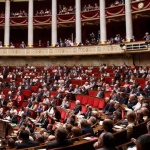 Смъмриха депутати от партията на Макрон заради партита в парламента