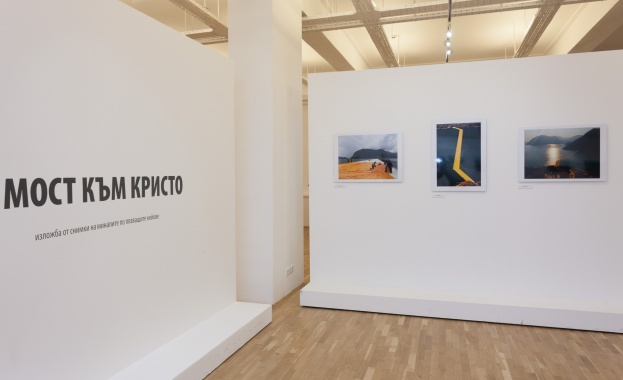 Силен интерес на българската публика към фотографската изложба „Мост към Кристо“ 