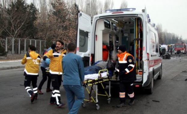 13 военни са убити при експлозията на автобус в Турция