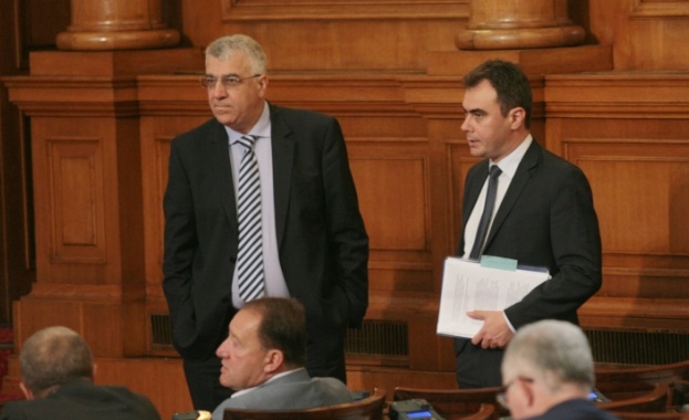 Управляващите искат властта, за да довършат замислените грабежи, обвини ги БСП