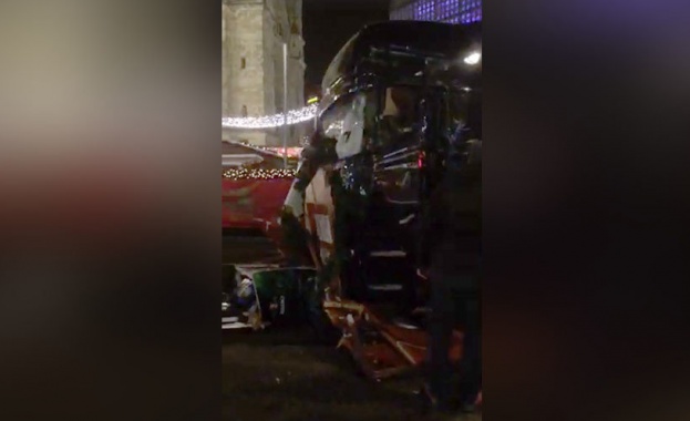 Камион се вряза в коледния базар на Берлин, има загинали и ранени (обновена)