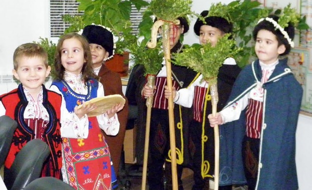 ЕНЕРГО-ПРО посрещна коледари от детска градина „Славейче“ в Добрич