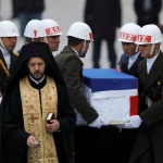 Започна поклонението пред убития в Турция посланик Андрей Карлов 