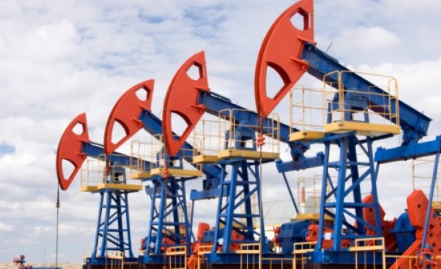 Петролът пак слезе под $55 за барел