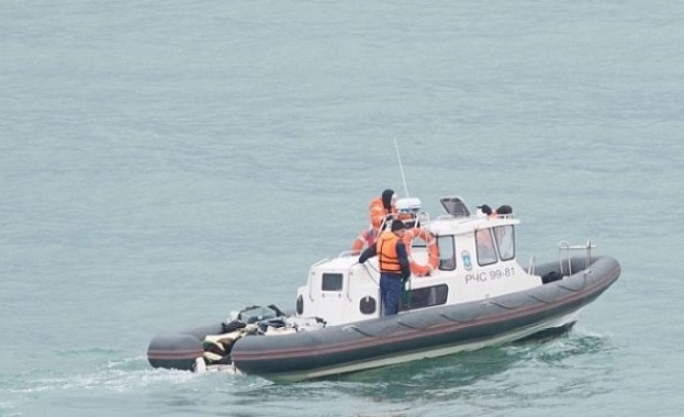 3000 души и 27 морски съда търсят останки от падналия Ту-154