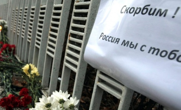 Оставят цветя и свещи пред руското посолство в знак на съпричастност