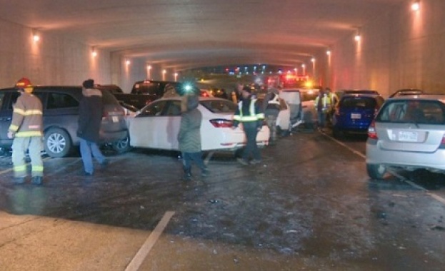 Верижна катастрофа с десетки автомобила в Канада