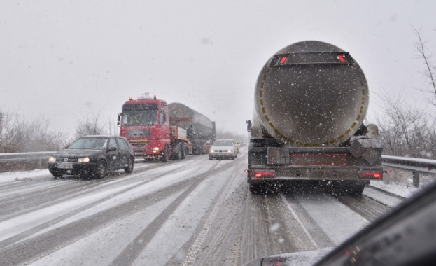 До минути разчистват пътя към Карнобат