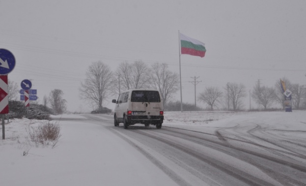 Затвориха магистрала "Тракия" край Бургас заради снега