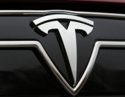 Tesla твърди, че FSD е 10 пъти по-сигурен от човека, но трябва да го докаже