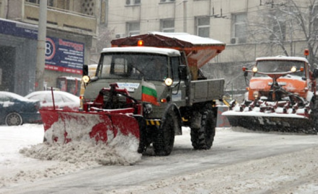 В София във връзка със снеговалежа тази нощ са извършени