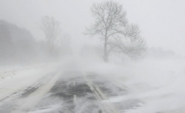 Обилен снеговалеж предизвика транспортен хаос в Турция 