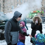 В Москва раздават топли напитки заради студа