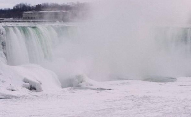 Гигантски айсберг се откъсва от антарктическия шелф