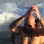 Българи в Чикаго извадиха Богоявленския кръст от замръзнало езеро  