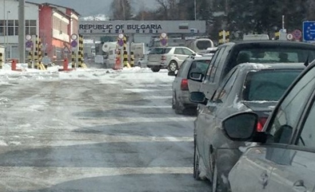 Десетки коли останаха в капан на „Калотина”