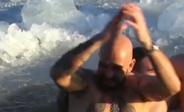 Българи в Чикаго извадиха Богоявленския кръст от замръзнало езеро  