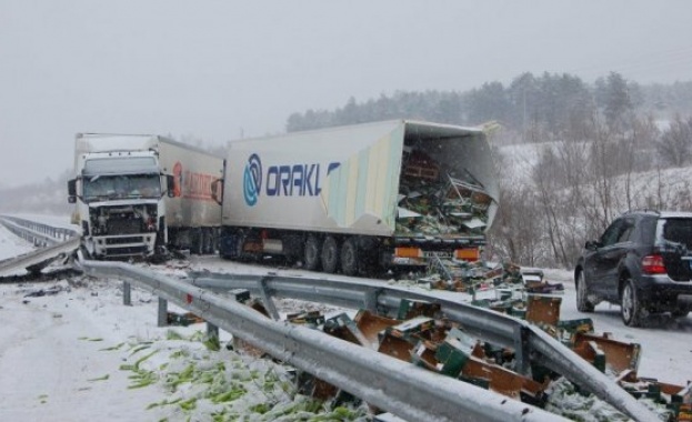 Три ТИР-а във верижна катастрофа край Харманли