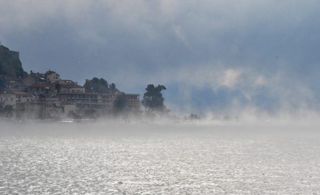 Студ и сняг сковаха гръцките острови в Егейско море