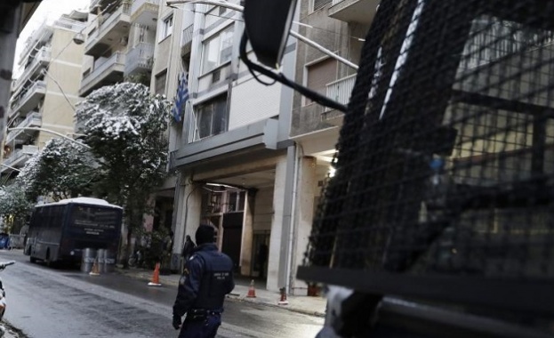 Стреляха по полицаи пред офис на ПАСОК в Атина