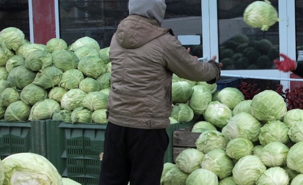 Данъчни проверяват столична борса за плодове и зеленчуци 