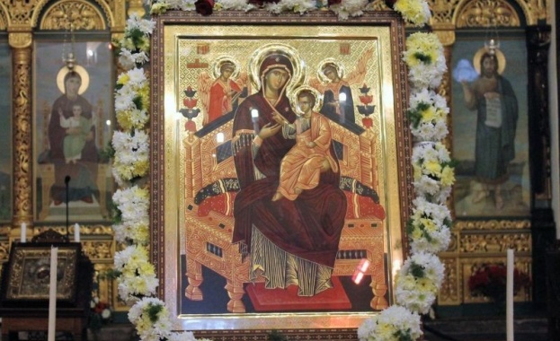 Продължава поклонението на иконата „Св. Богородица Всецарица“ в столичния храм „Св. Параскева“