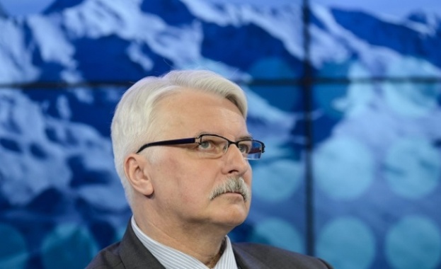 Полският външен министър стана обект на подигравки "заради лапсус"