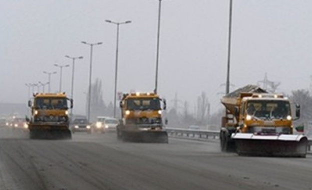 Мокри и заснежени пътища в София и страната