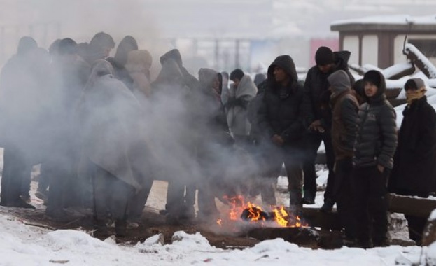 Измръзнали и гладни мигранти превзеха централната гара в Белград