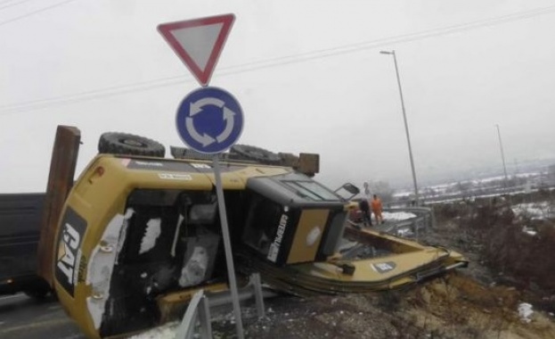 Багер падна от платформа на кръгово кръстовище на АМ „Струма”