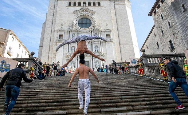 Братя поставиха рекорд по изкачване на стълби с човек на главата