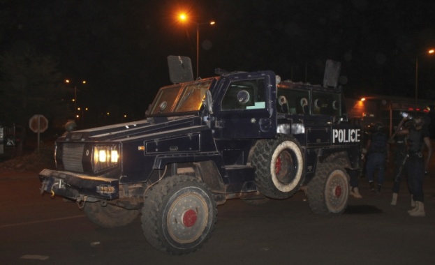 Кола бомба уби 33-ма души във военен лагер в Мали