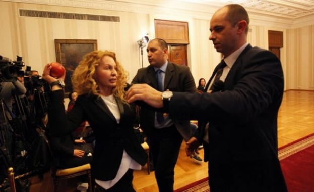 "Гнила" ябълка по президента Плевнелиев  