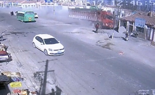 Камион се вряза в няколко къщи в Китай и уби петима (ВИДЕО)