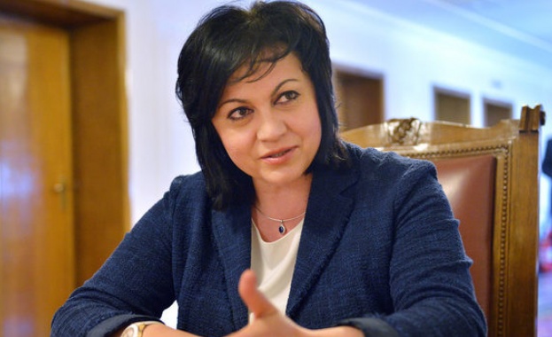 Корнелия Нинова: Аз не съм Бойко Борисов да нареждам със sms-и