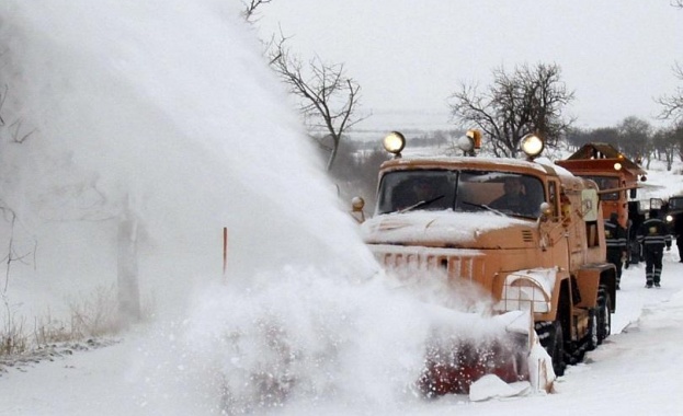 Все още има затворени пътища заради снега в Източна България