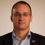 "Приемаме договори, които дори не ми се четат!" 