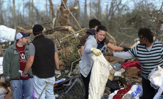 Бури и торнада отнеха живота на 18 души в САЩ