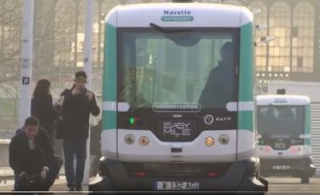 Микробус без шофьор вози пътници в Париж (видео)